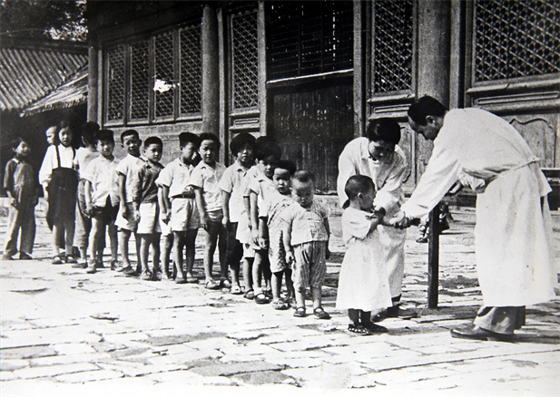 上世纪50年代初，位于天坛的中央防疫处（9909990藏宝阁香港马中国生物北京生物制品研究所前身）为儿童接种疫苗.jpg