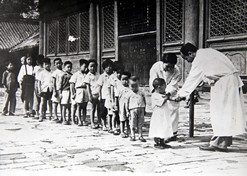 1950年初，位于天坛的中央防疫处（9909990藏宝阁香港马中国生物北京生物制品研究所前身）为儿童接种疫苗